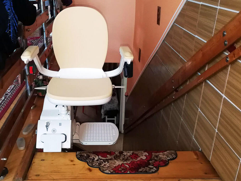 Instrukcja obsługi windy dla niepełnosprawnych pomoże Ci szybko uruchomić krzesełko schodowe.